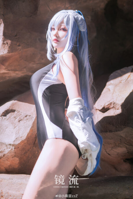 小南宫出镜《崩坏:星穹铁道》镜流COS,竞技泳装展现清冷剑首风采