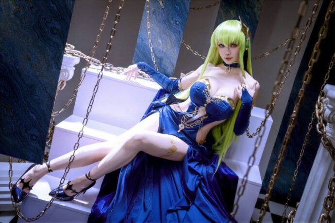 星之迟迟魔女cos反叛的鲁路修C.C.写真，翠绿长发诠释冷艳神韵