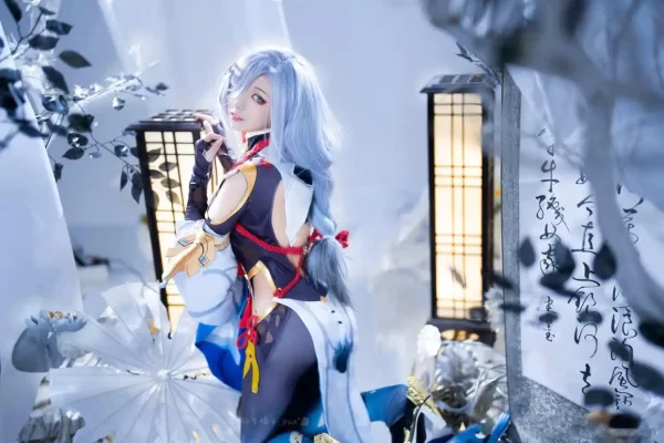 外星嫣子_Yan还原《原神》申鹤COS，冷调光影勾勒出尘的仙家气质