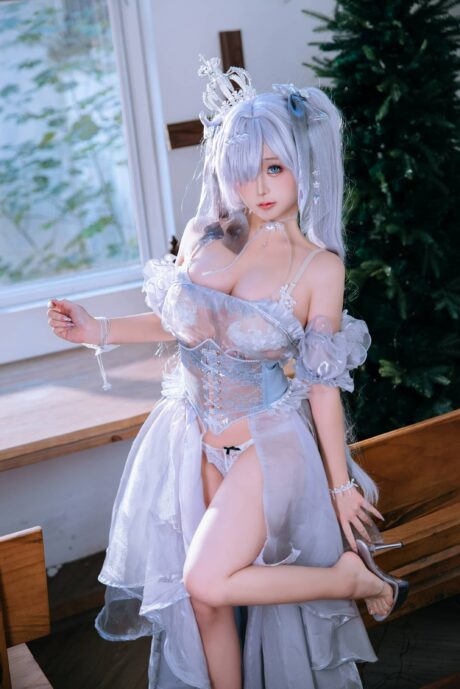 日奈娇COS《胜利女神:妮姬》灰姑娘,银发纯白礼服展现优雅清冷气质