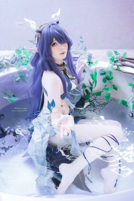 霜月shimo cosplay原神菈乌玛：苍林圣女的冷调月影与清冷质感