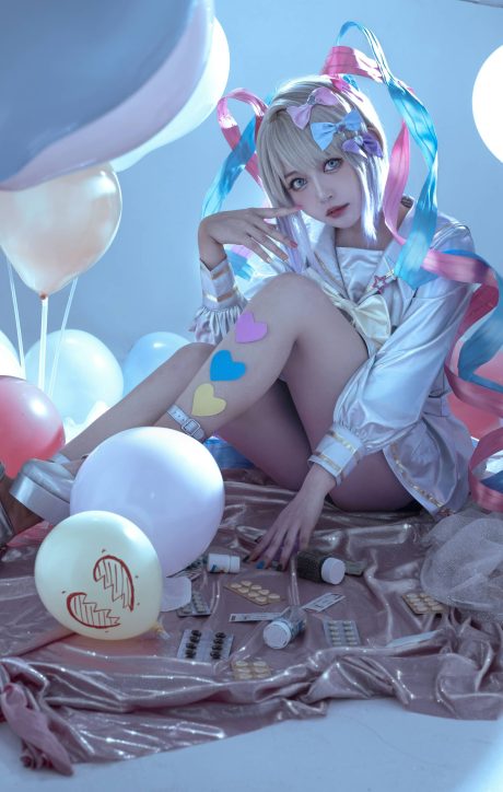 黑猫猫《主播女孩重度依赖》超天酱COS,粉蓝渐变发色还原经典出镜制服