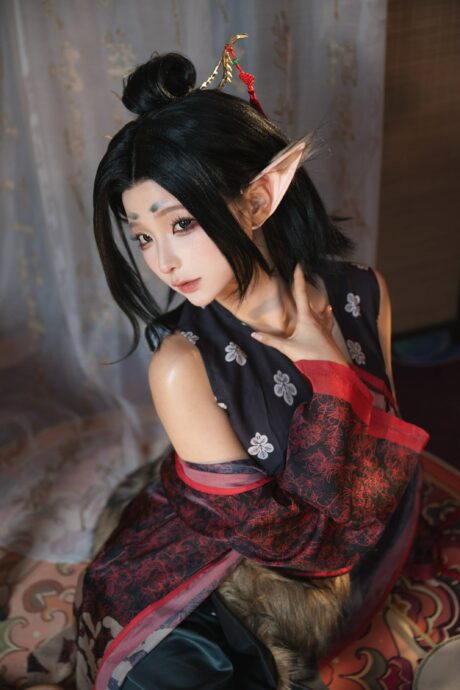 蠢沫沫cos萍萍图集,绒毛狐耳搭渐变长袍还原黑神话妖族少女