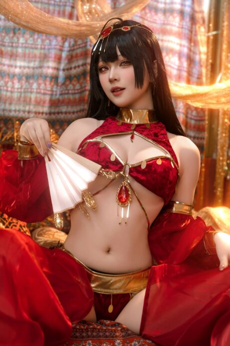 屿鱼Yukako碧蓝航线大凤COS：红金舞娘华服与航母女王气场