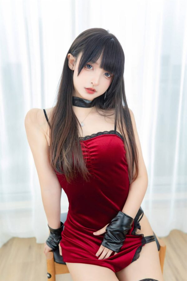 神楽坂真冬cosplay写真：男爵夫人红丝绒短裙与室内优雅光影