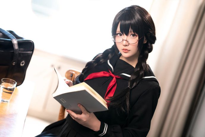 星之迟迟jk制服写真图集：黑色系图书管理员造型，细框眼镜透出斯文书卷气