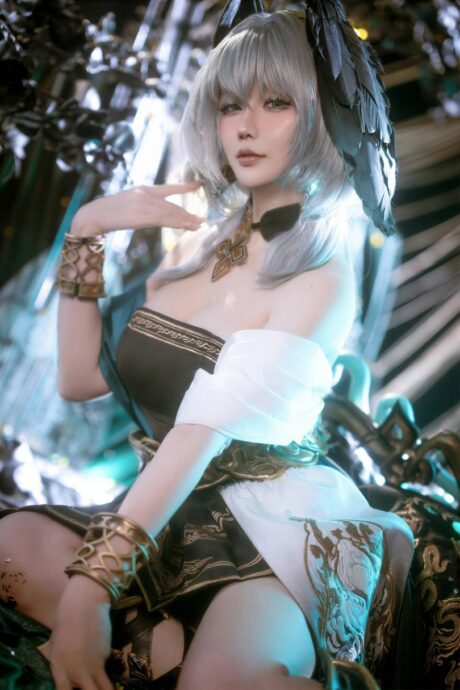 明日方舟星之迟迟Cosplay:利落造型还原霍尔海雅清冷特工气质