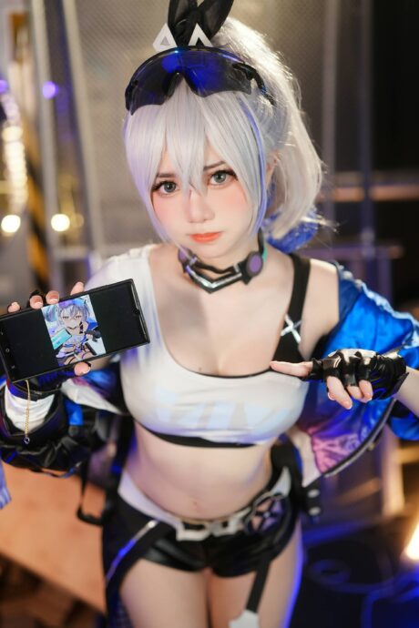 SallyDorasnow出镜《崩坏:星穹铁道》银狼COS,银发机能风还原星核猎手