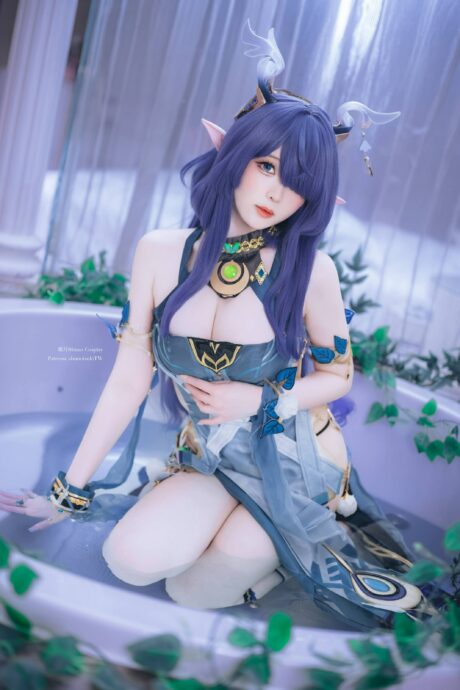霜月shimo cosplay原神菈乌玛：苍林圣女的冷调月影与清冷质感