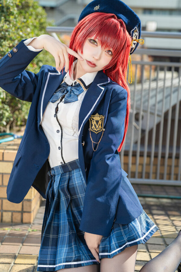 RihaAmase学院风宝钟玛琳COS：红发制服造型在池袋阳光城活动中格外醒目