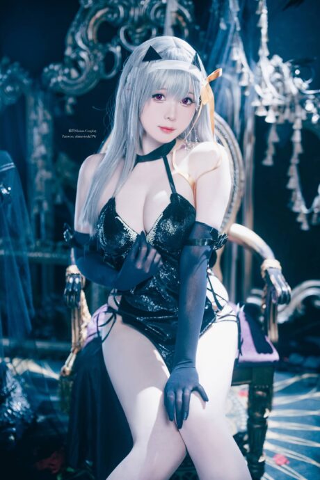 霜月shimo cosplay还原妮姬莫达尼亚,银发战服展现清冷机械感