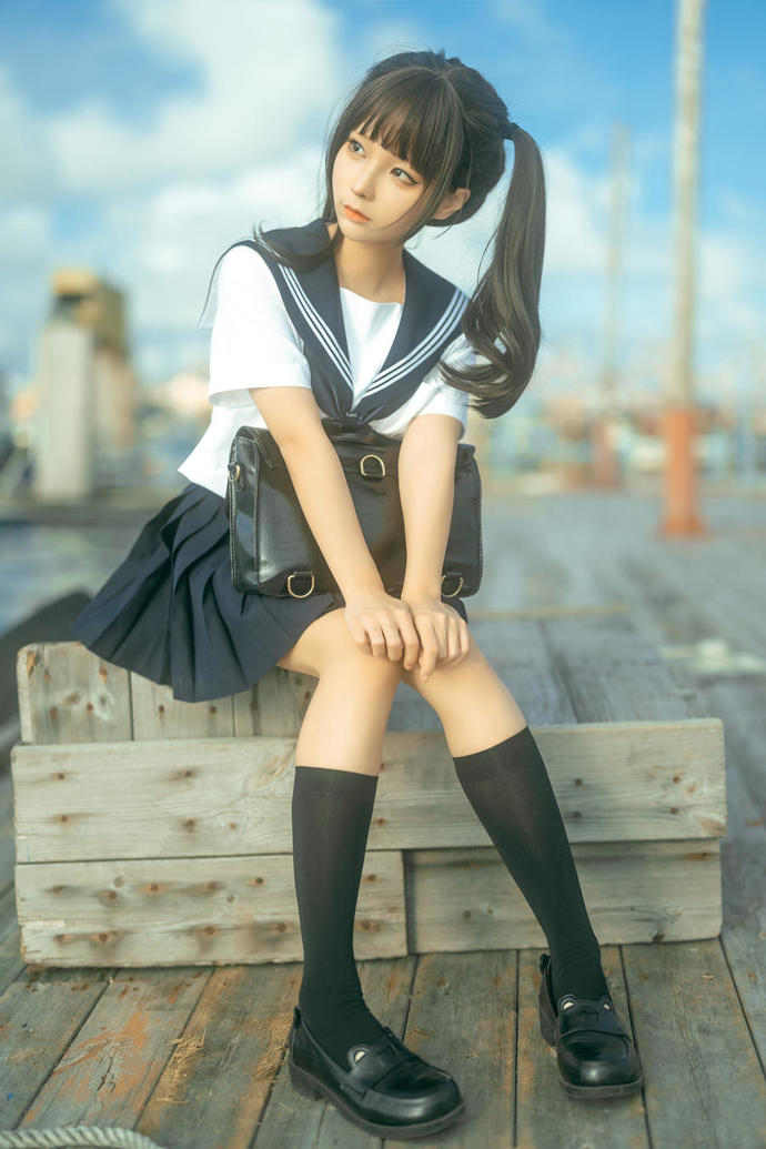 蠢沫沫海风作品欣赏:水手服漫步海边码头的清爽外景写真