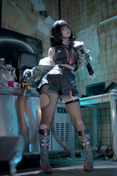 蠢沫沫Cosplay绝区零简·杜，黑红战服搭配冷冽神态还原黑街特工