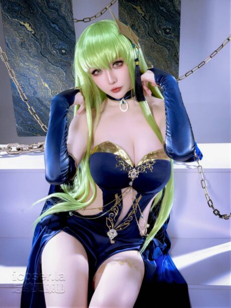 星之迟迟魔女cos反叛的鲁路修C.C.写真,翠绿长发诠释冷艳神韵