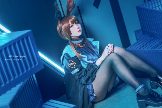 霜月shimo cosplay明日方舟阿米娅：蓝紫光影还原罗德岛领袖气质