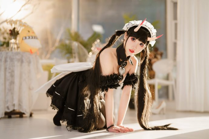 面饼仙儿女仆装还原碧蓝航线能代：冷峻双马尾与恶魔角的反差魅力