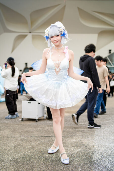 Freya妃芽漫展COS原神神里绫华,纯白长裙演绎优雅白鹭公主