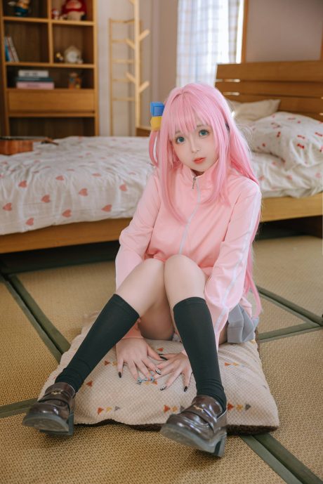 日奈娇COS《孤独摇滚！》后藤一里，粉色外套还原社恐少女居家日常