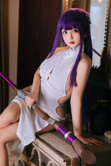 日奈娇COS菲伦白色旗袍写真：冷感魔法使的高开叉二创造型