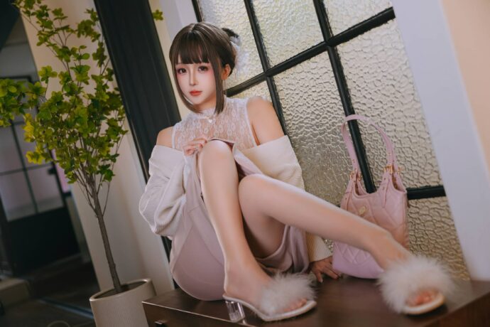 日奈娇出镜“下属的太太”：针织私服与沙发暖光勾勒温婉居家气质