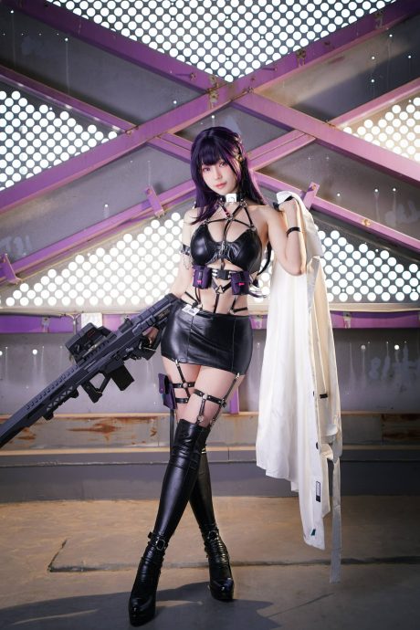 ElyEE子COS《胜利女神：妮姬》米哈拉，战术皮衣造型尽显冷艳与凌厉气场