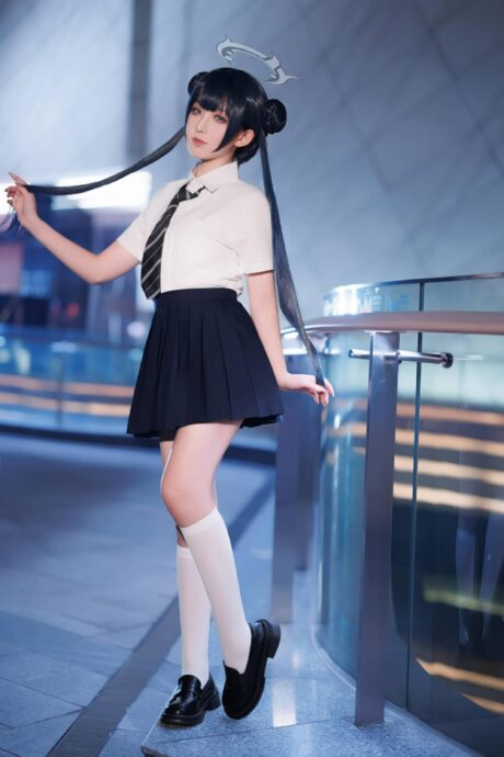封疆疆v出镜蔚蓝档案龙华妃咲COS图集,极简JK制服诠释玄龙门会长气质