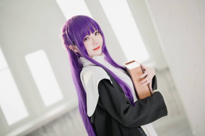 《葬送的芙莉莲》菲伦COS：sallydorasnow写真还原沉静魔法使