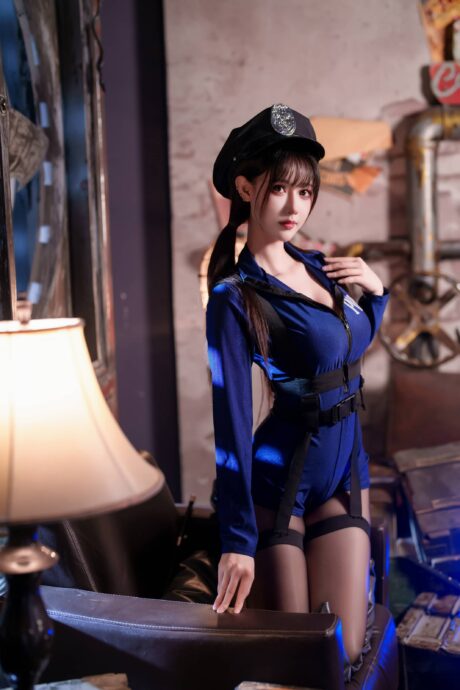 羽生三未cos纯狱之风女警:深蓝制服搭配战术装备,尽显冷峻干练气质