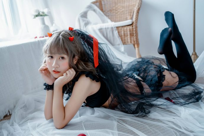 萌芽儿o0多风格写真图集：沉静黑婚纱与清透白泳装的视觉展现