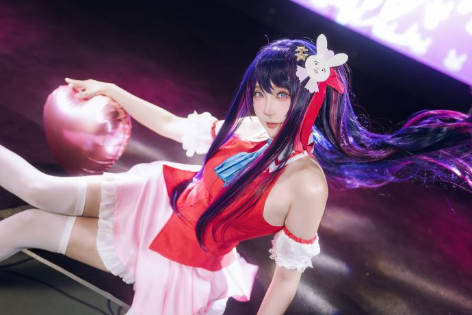 瓜希酱COS《我推的孩子》星野爱，紫罗兰星眸还原经典舞台造型