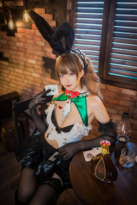 封疆疆v出镜《碧蓝航线》莫妮卡兔女郎COS，利落黑白造型尽显洒脱气场