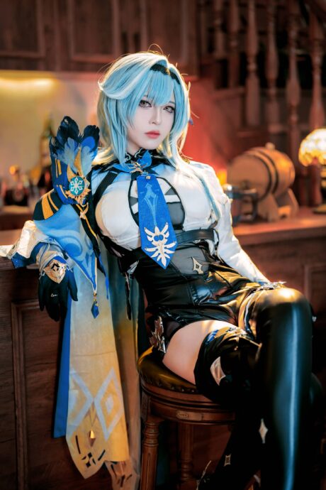 BANBANKO半半子《原神》优菈COS：浅蓝短发搭配作战服还原浪花骑士