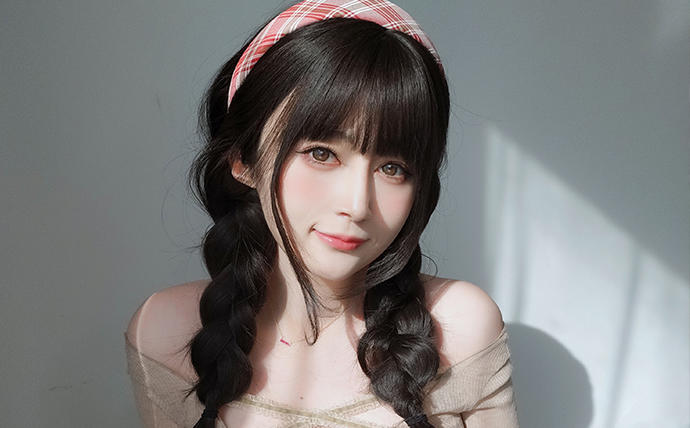 白银81写真系列：Fantia四套角色企划319张图，从御姐女上司到居家毛衣的反差演绎