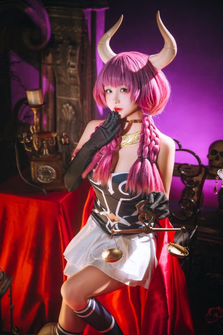 日奈娇COS《葬送的芙莉莲》阿乌拉:恶魔长角与服从天平下的冷艳魔族