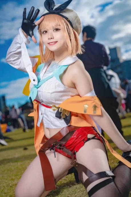 七海なのか还原《碧蓝航线》莱莎COS，精致装束与灵动神态展现冒险魅力