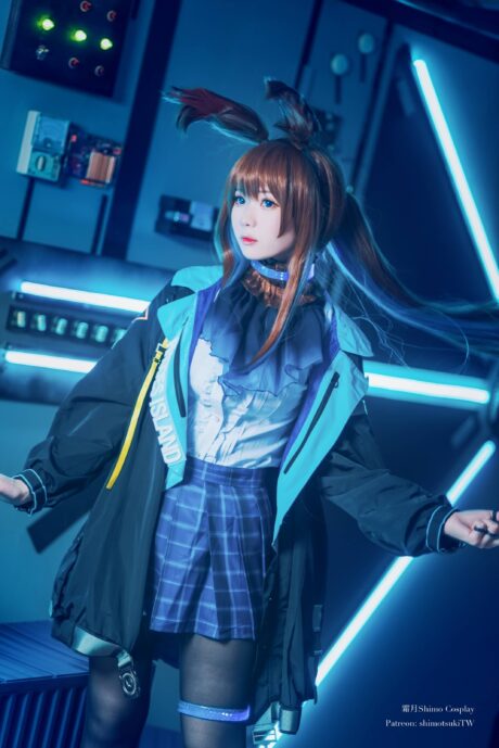 霜月shimo cosplay明日方舟阿米娅：蓝紫光影还原罗德岛领袖气质