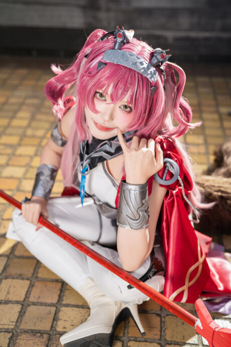 Uni梅桃出镜《鸣潮》露帕COS:红披风配长枪定格利落战意