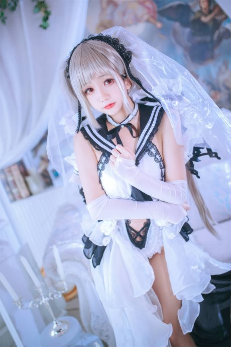 日奈娇演绎《碧蓝航线》可畏COS,银发双马尾与哥特洋装尽显皇家气质