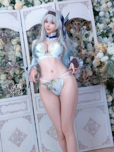 Machi馬吉COS《崩坏:星穹铁道》流萤:银发造型还原少女温柔与锋芒