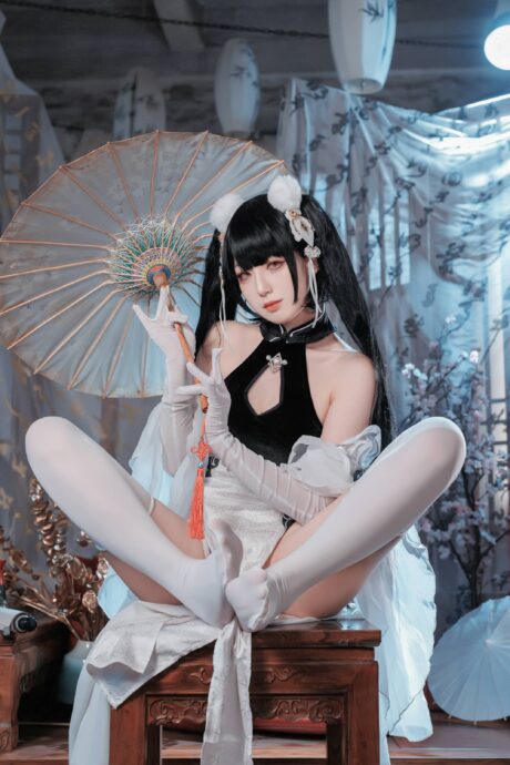 封疆疆v演绎碧蓝航线彼得·史特拉塞COS，黑色高开叉旗袍尽显冷艳气场