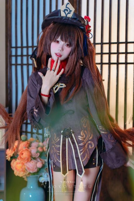 咬一口兔娘ovo写真化身原神胡桃，精致妆造还原往生堂堂主灵动神韵