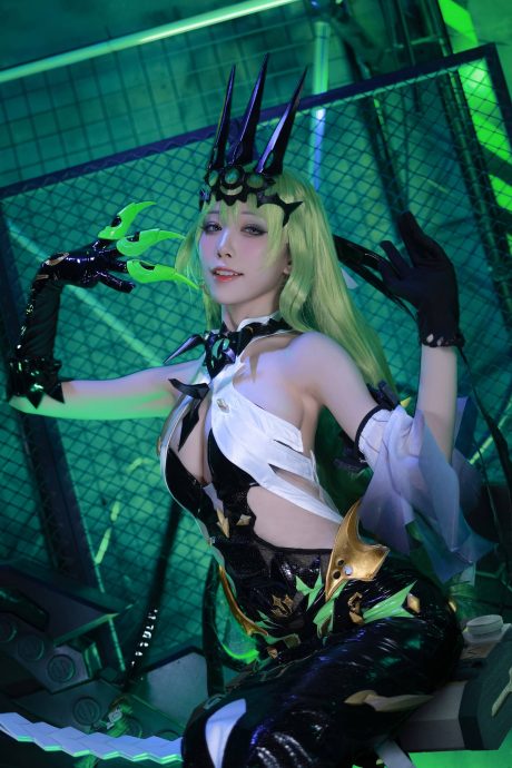 《崩坏3》梅比乌斯:水淼aqua的cosplay写真作品还原蛇系学者气质