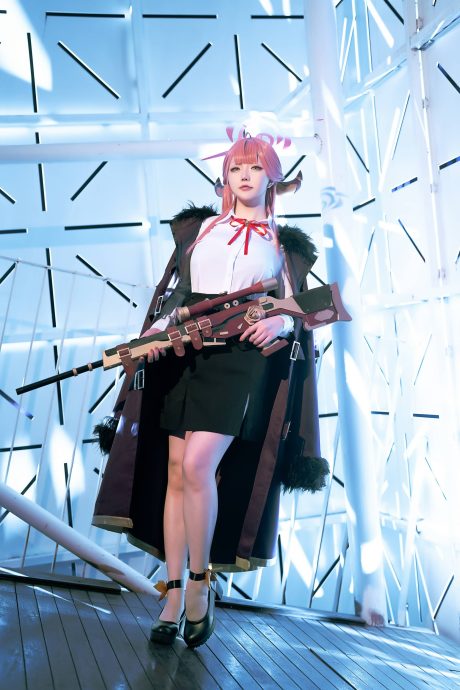星之迟迟蔚蓝cos陆八魔爱露：精致角饰与学院制服还原便利屋社长