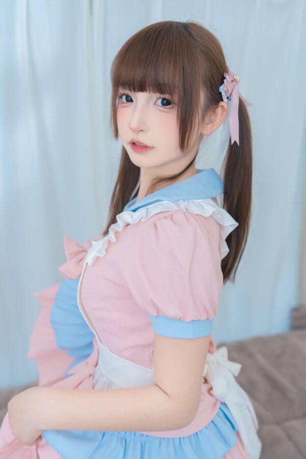 神楽坂真冬小小女仆写真：粉蓝双马尾与黑白丝袜的甜美日常