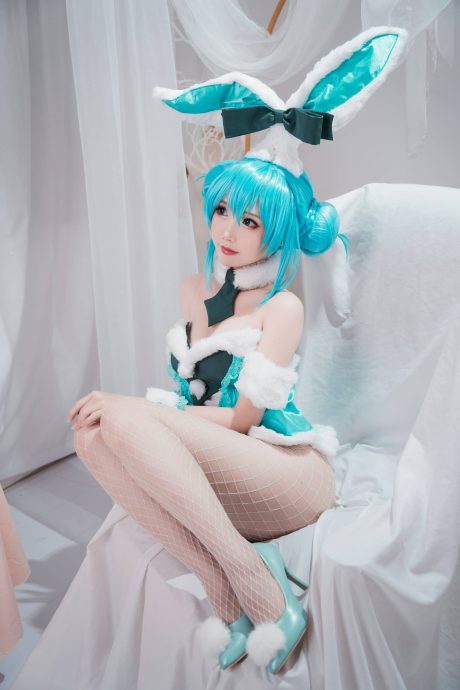 面饼仙儿 初音兔女郎COS写真:经典双马尾搭配毛绒兔耳,尽显甜美灵动
