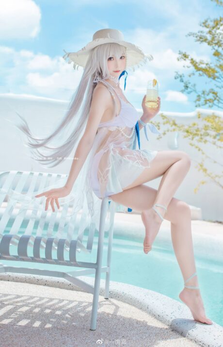 小南宫COS《永远的7日之都》源千雪，清爽泳装还原夏日天鹅少女气质