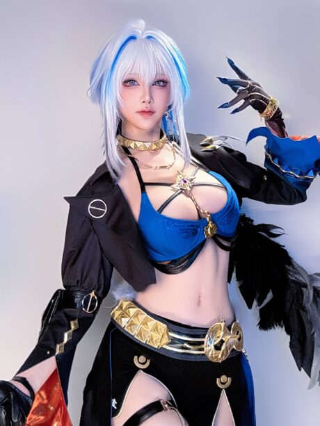 水淼aqua鸣潮角色嘉贝莉娜COS：银发持枪重现冷冽猎人气质