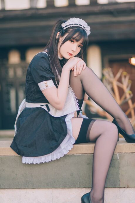 霜月shimo女仆图鉴写真：经典黑白装扮与蕾丝细节的高清还原