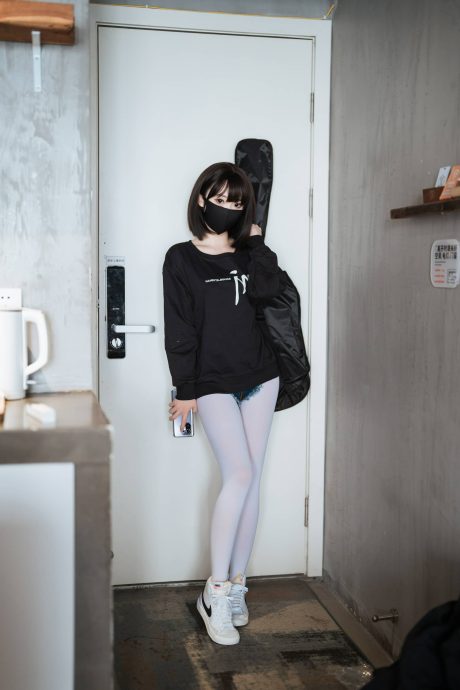 面饼仙儿cos老师手抱电吉他，黑衣街头风还原升玖老师随性帅气
