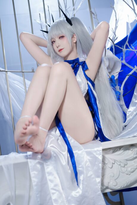 封疆疆v《碧蓝航线》可畏礼服COS，银发蓝裙诠释皇家舰娘的从容优雅
